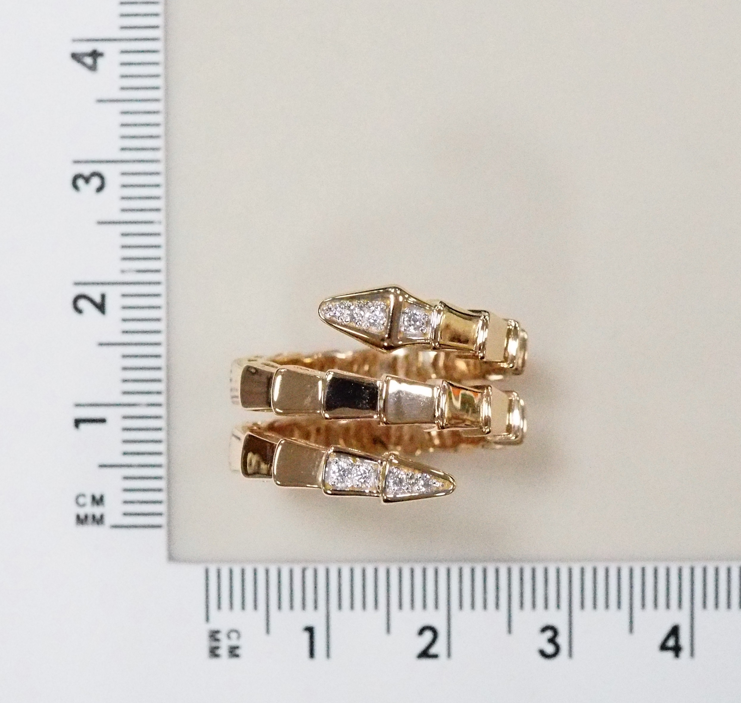 Незамкнутое кольцо из золота с фианитами "Змея"